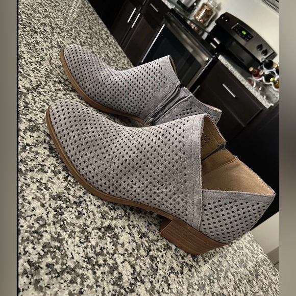 Lucky Brand Baylah2 Steel Grey Oiled
Suede Booties Size 9 - Picture 8 of 9